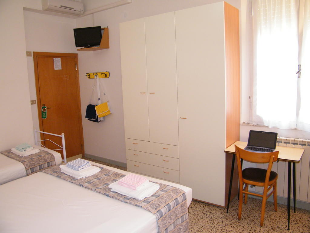 Hotel Nuovo Fiore Cattolica Zimmer foto