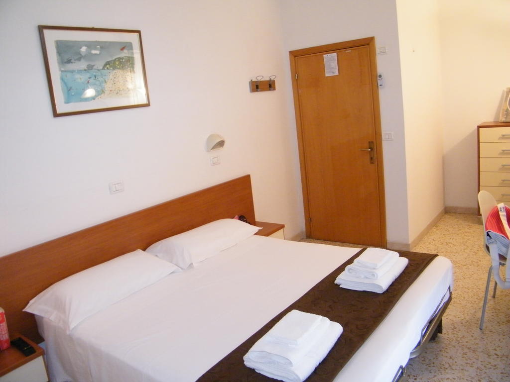 Hotel Nuovo Fiore Cattolica Zimmer foto