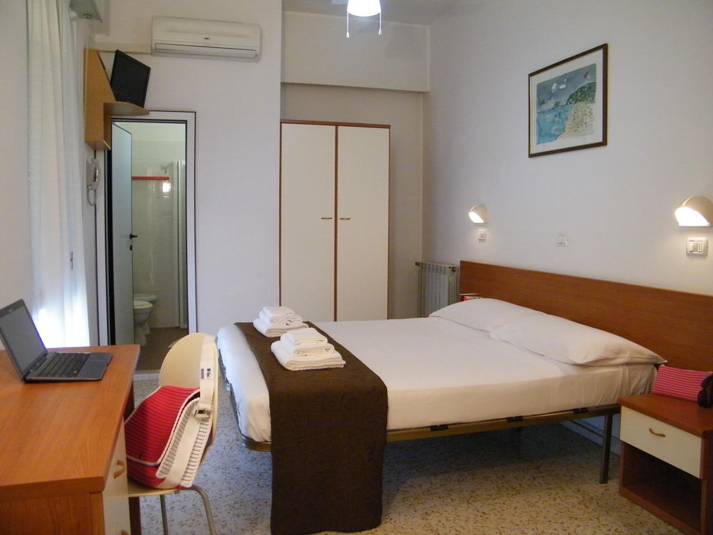 Hotel Nuovo Fiore Cattolica Zimmer foto
