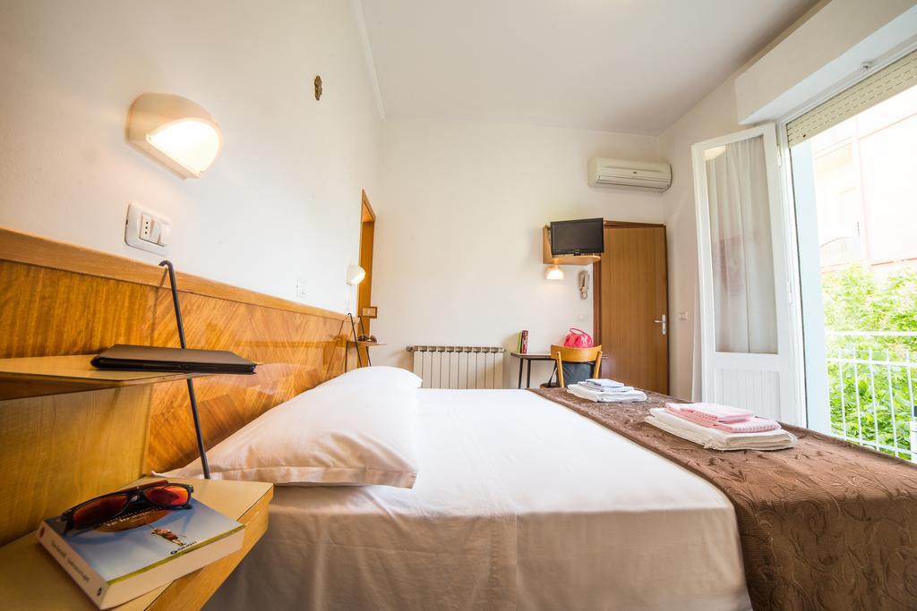 Hotel Nuovo Fiore Cattolica Zimmer foto