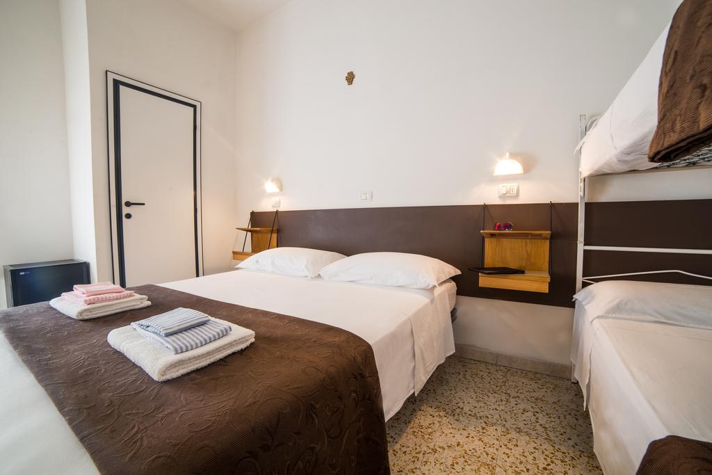 Hotel Nuovo Fiore Cattolica Zimmer foto