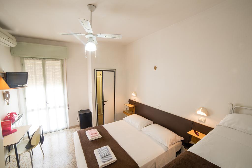 Hotel Nuovo Fiore Cattolica Zimmer foto