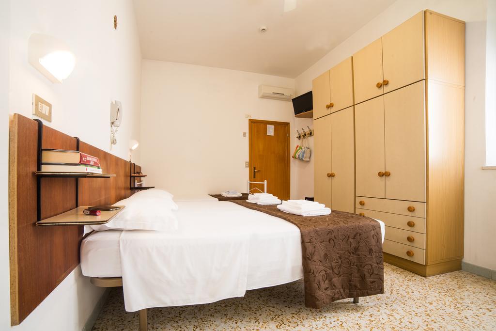 Hotel Nuovo Fiore Cattolica Zimmer foto