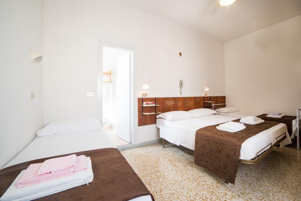 Hotel Nuovo Fiore Cattolica Zimmer foto