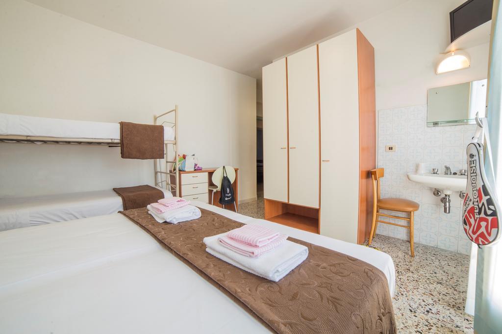 Hotel Nuovo Fiore Cattolica Zimmer foto